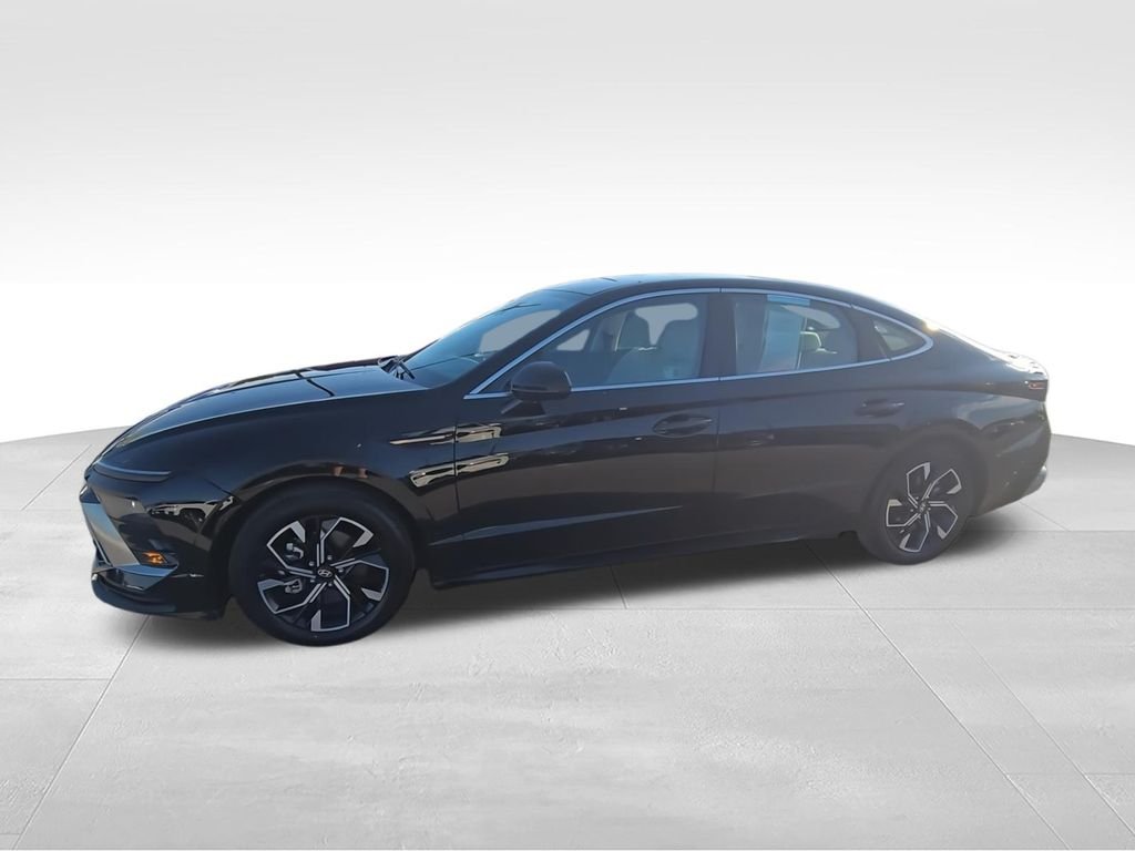 Used 2024 Black Hyundai SEL image 4