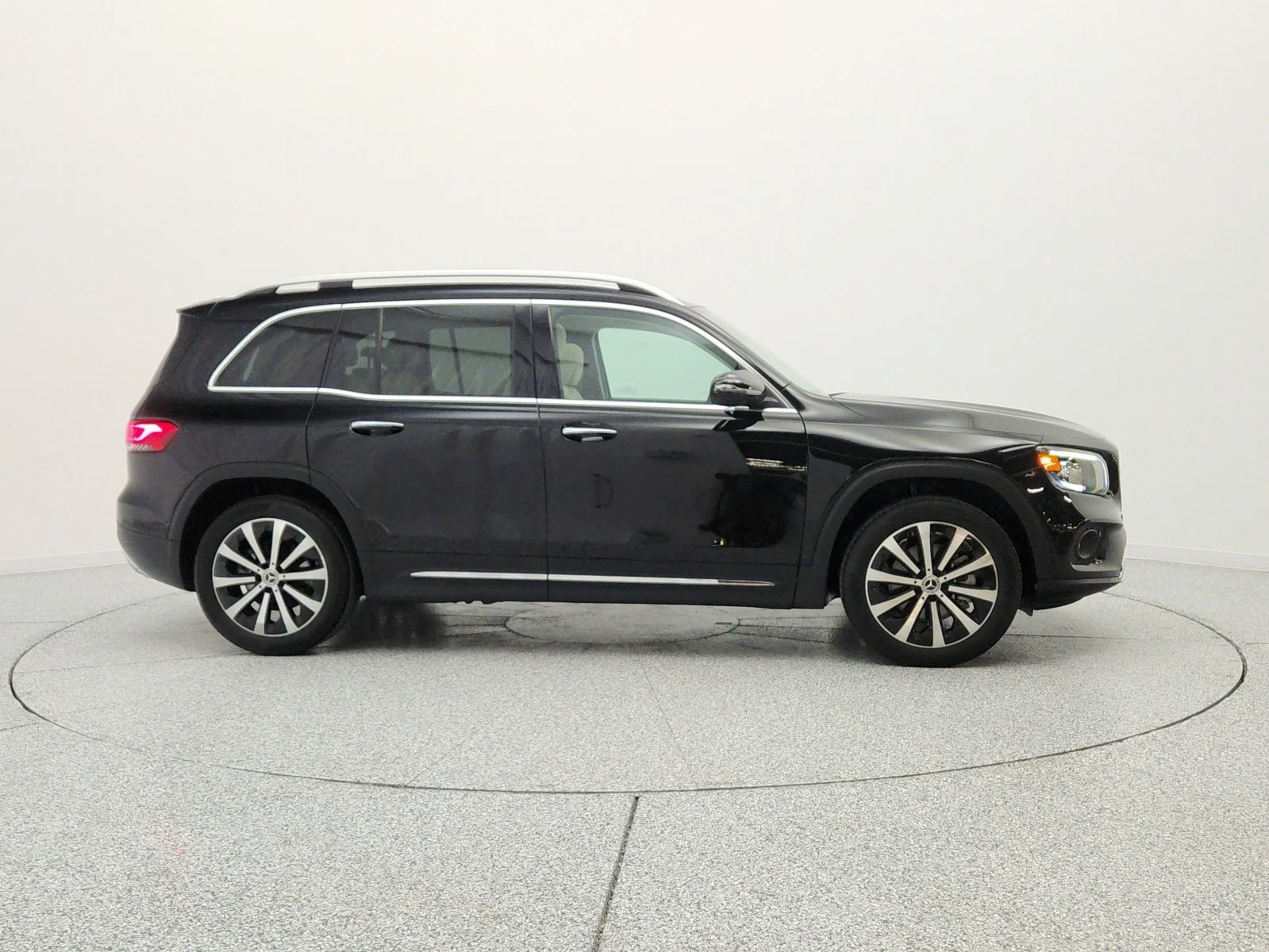 Used 2023 Night Black Mercedes-Benz GLB 250 SUV image 4