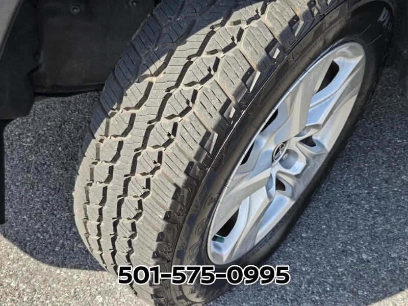 Used 2021 Magnetic Gray Metallic TOYOTA XLE FWD image 19