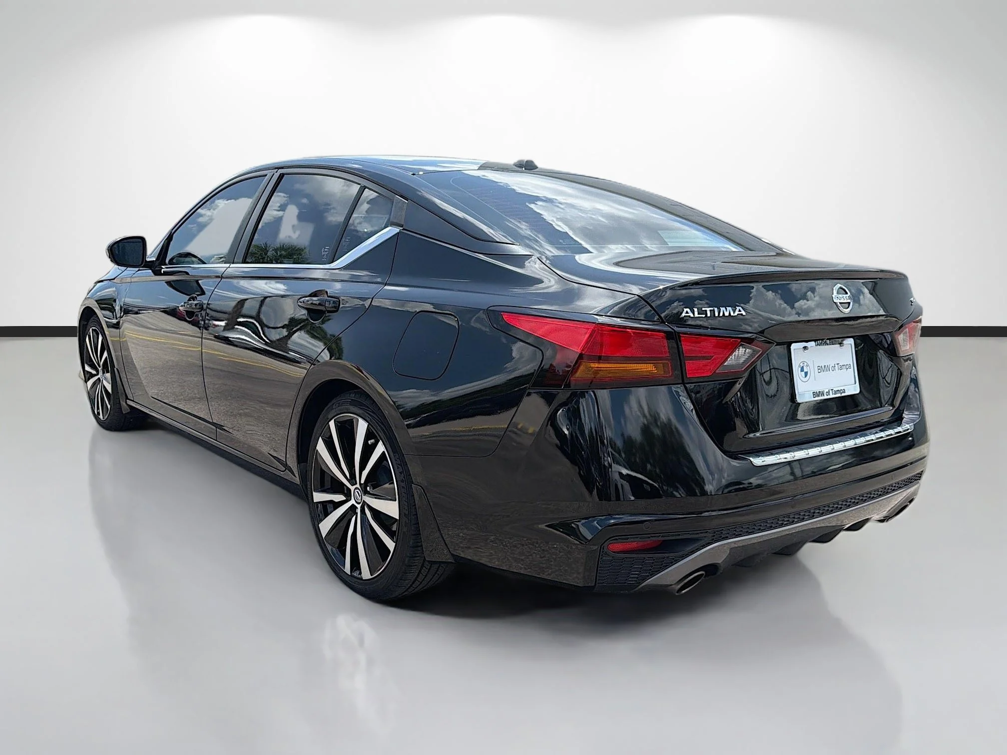 Used 2020 Super Black Nissan 2.5 SR image 5