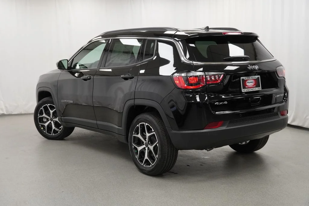 New 2026 Diamond Black Crystal Pearl-Coat Exterior Paint Jeep Limited image 13