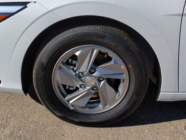 New 2026 White Hyundai SE image 11