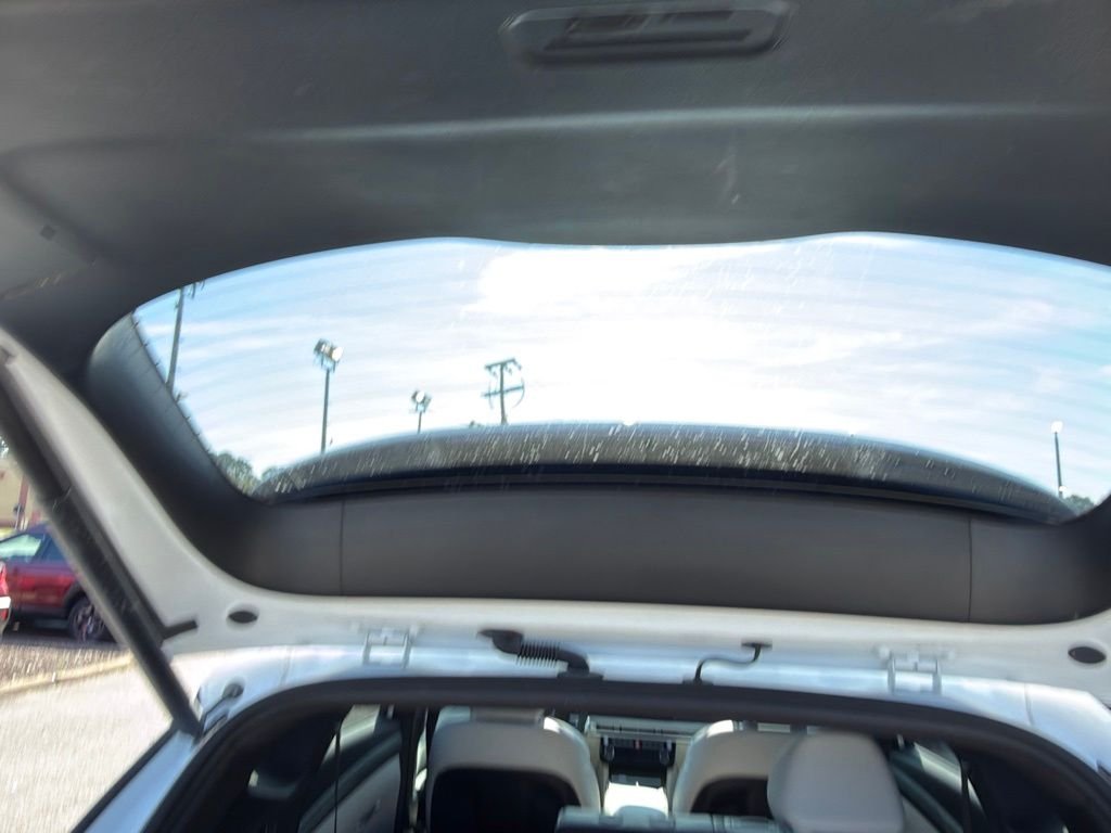 Used 2025 White Hyundai Limited image 9
