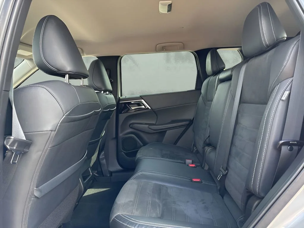 Used 2022 Silver Mitsubishi SE image 12
