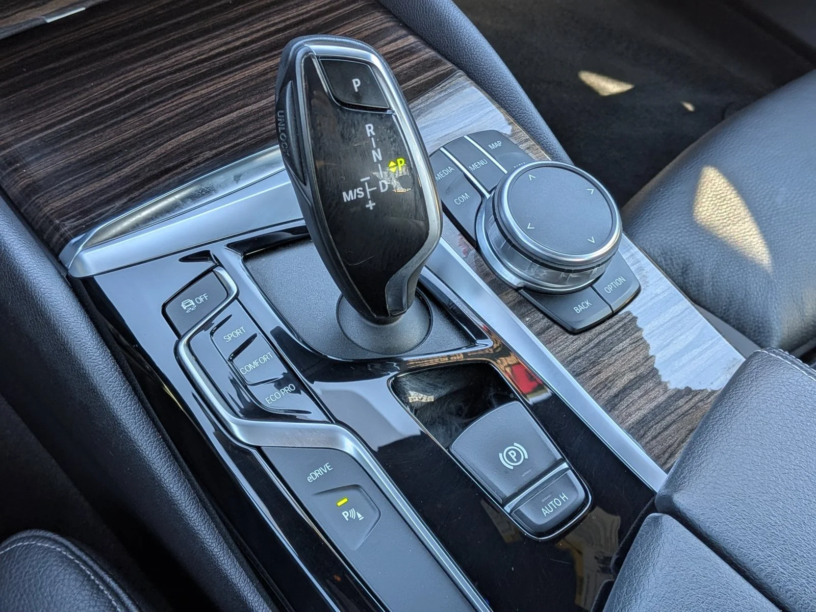 Used 2019 Dark Graphite Metallic BMW 530e iPerformance image 12