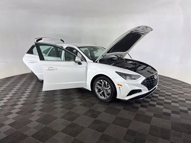 Used 2023 White Hyundai SEL image 15