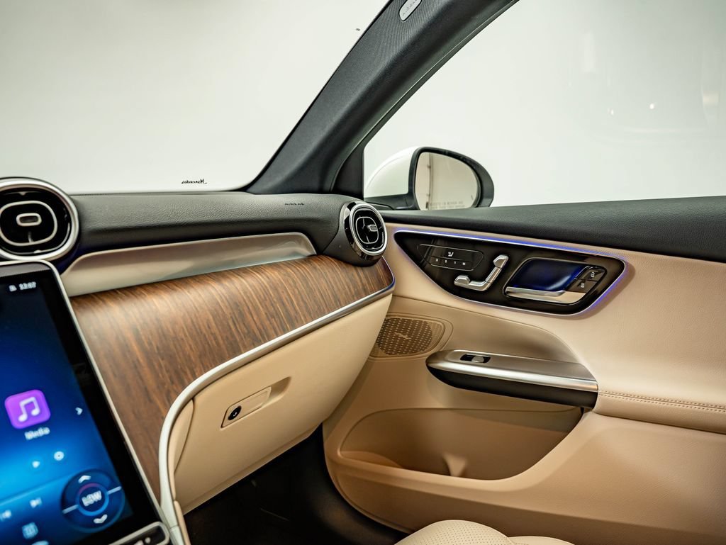 New 2027 Polar White Mercedes-Benz GLC 300 image 28