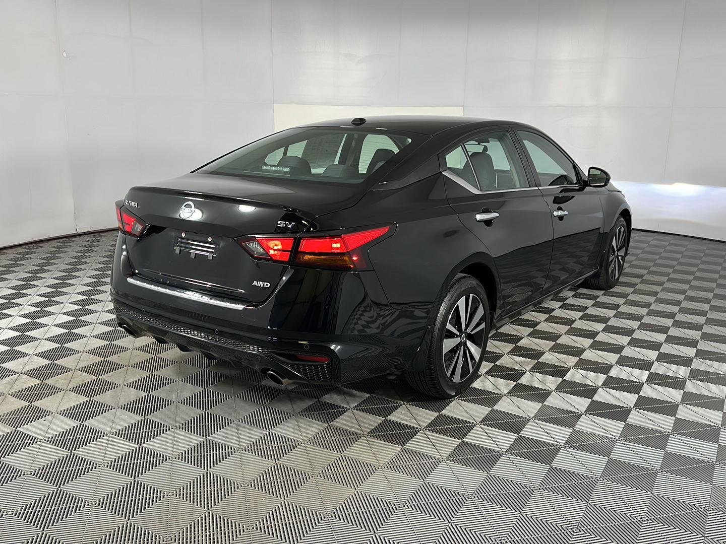 Used 2022 Super Black Nissan 2.5 SV image 10