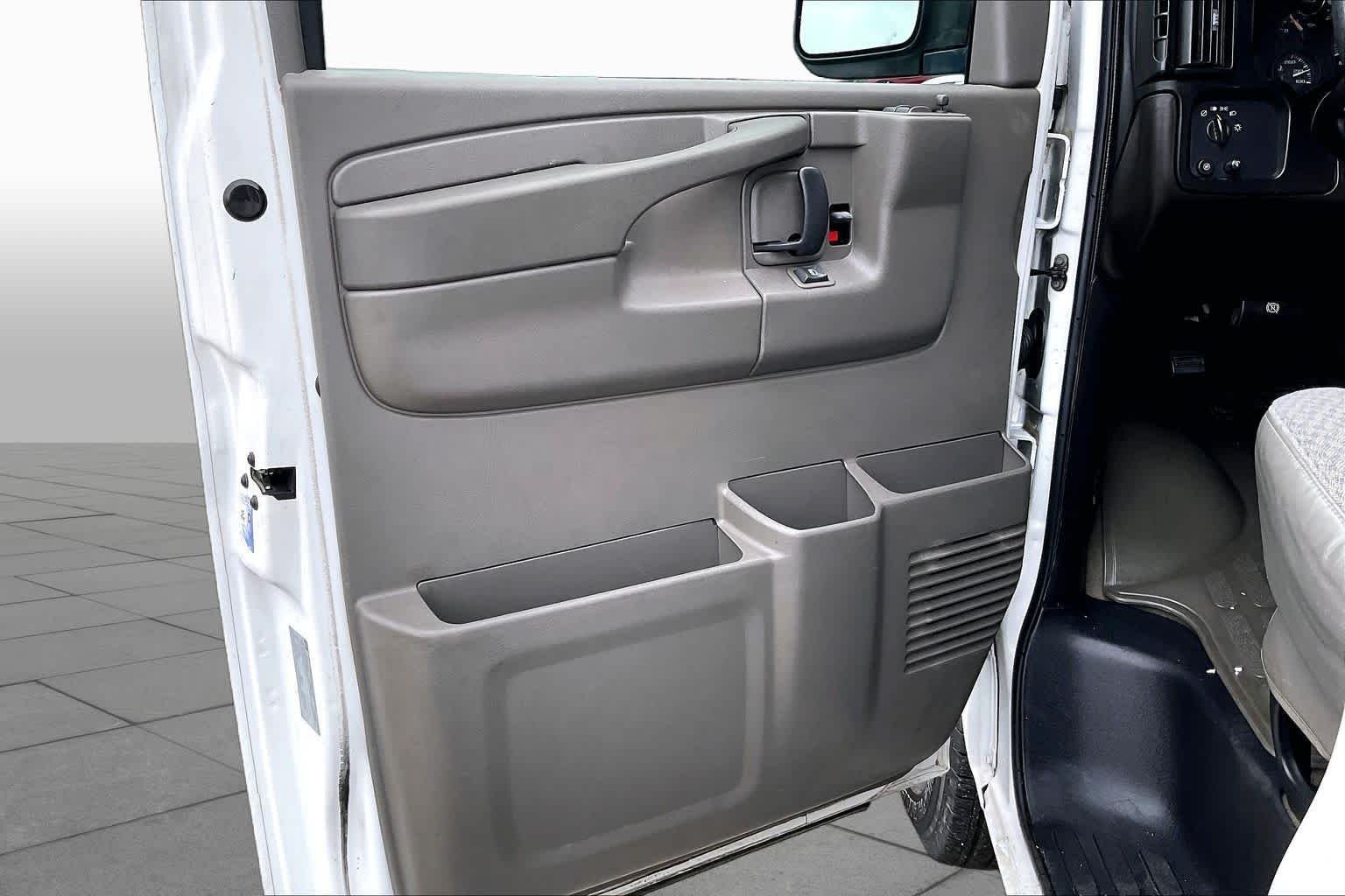 Used 2007 Summit White Chevrolet  image 19