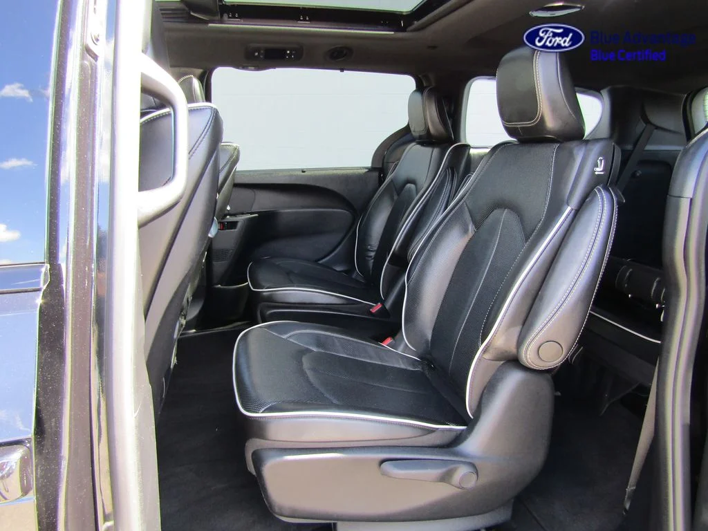 Certified Used 2022 Brilliant Black Crystal Pearlcoat Chrysler Limited image 7