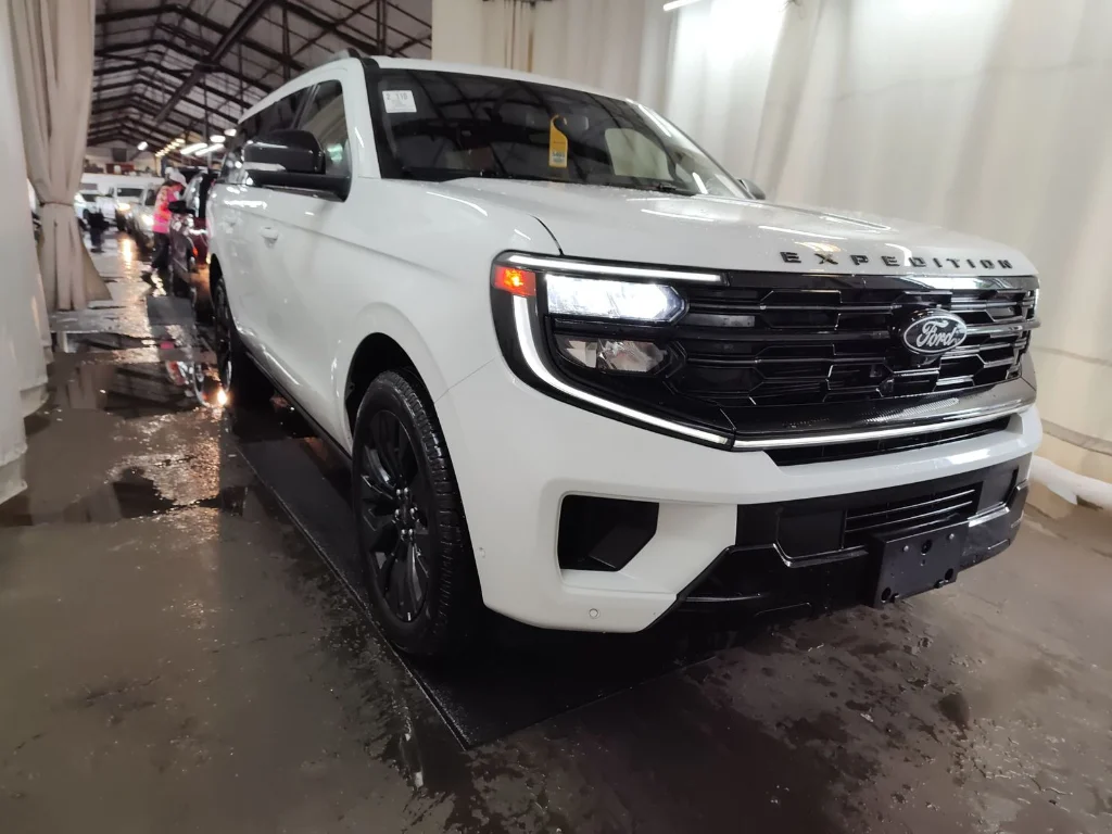 Certified Used 2025 Oxford White Ford Platinum image 5