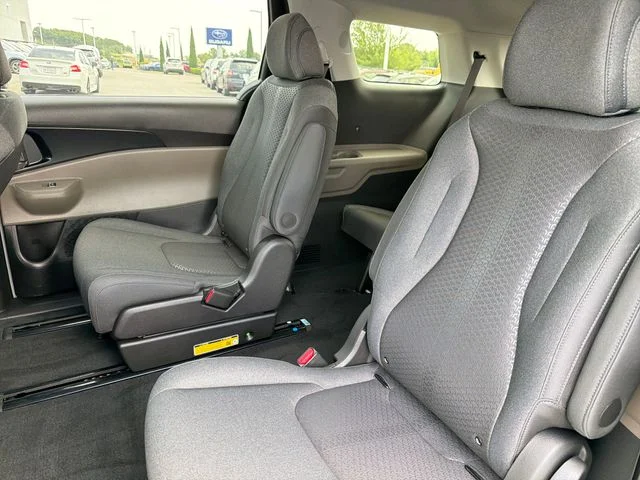 2027 Kia Carnival LX - Photo 19