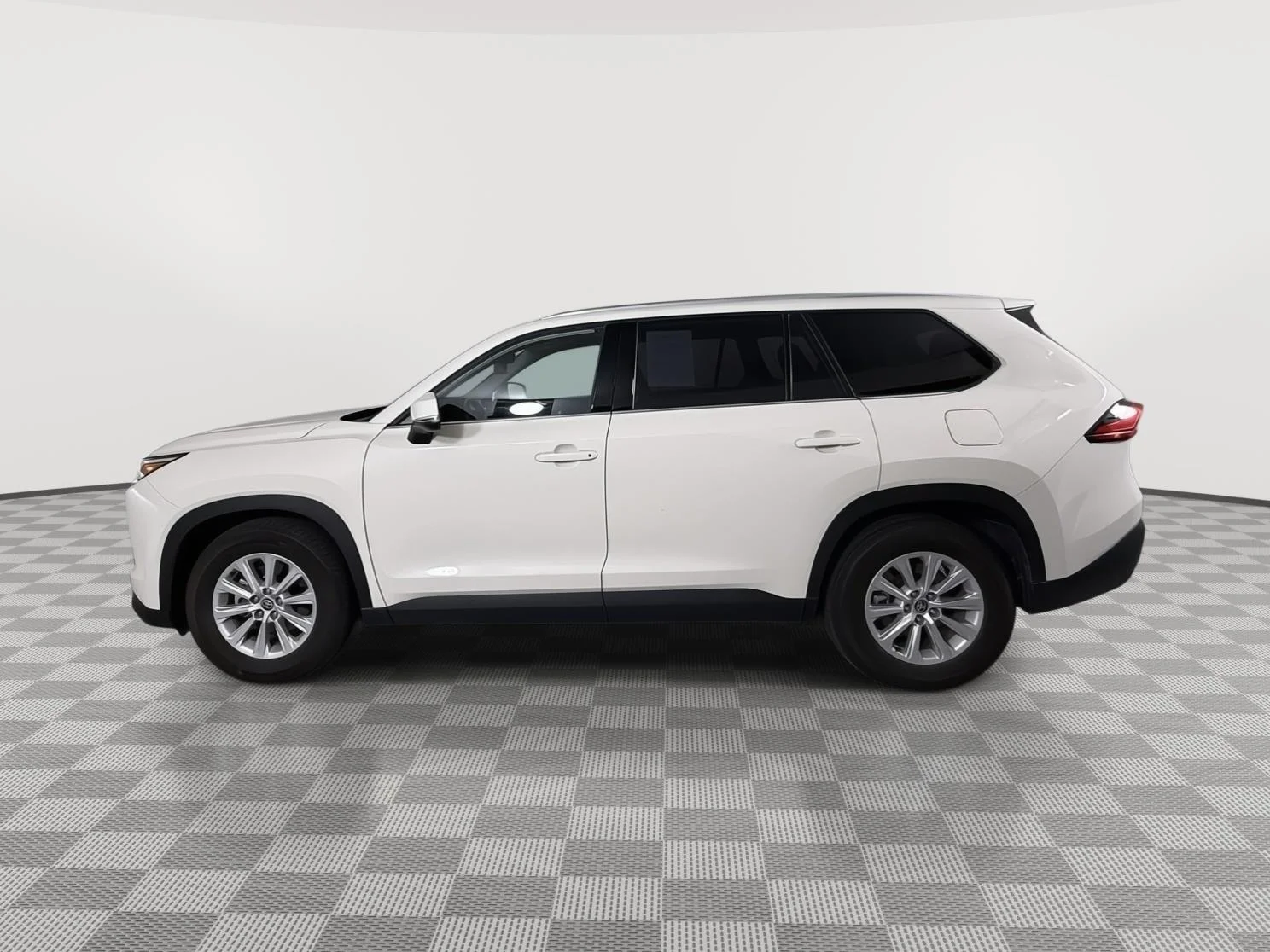 Used 2024 Coastal Cream Toyota XLE image 15