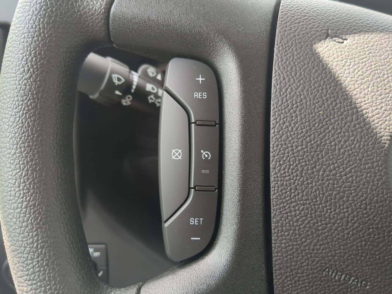 New 2025 Summit White GMC Work Van image 31