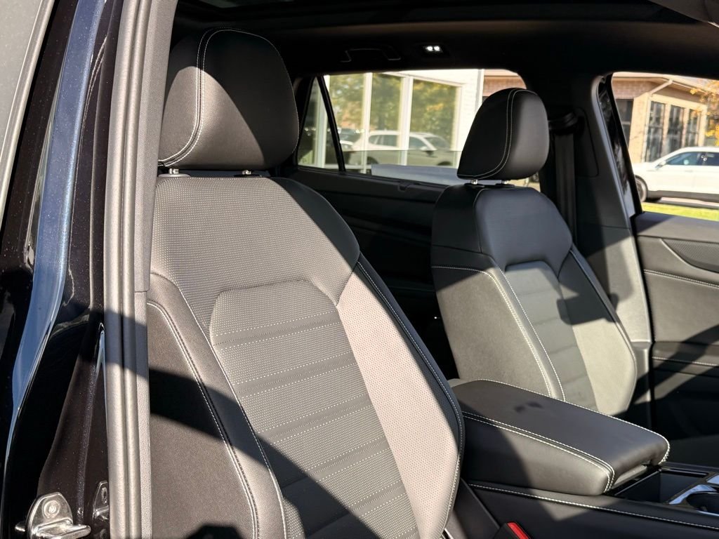 New 2026 Deep Black Pearl Volkswagen 2.0T SEL image 25