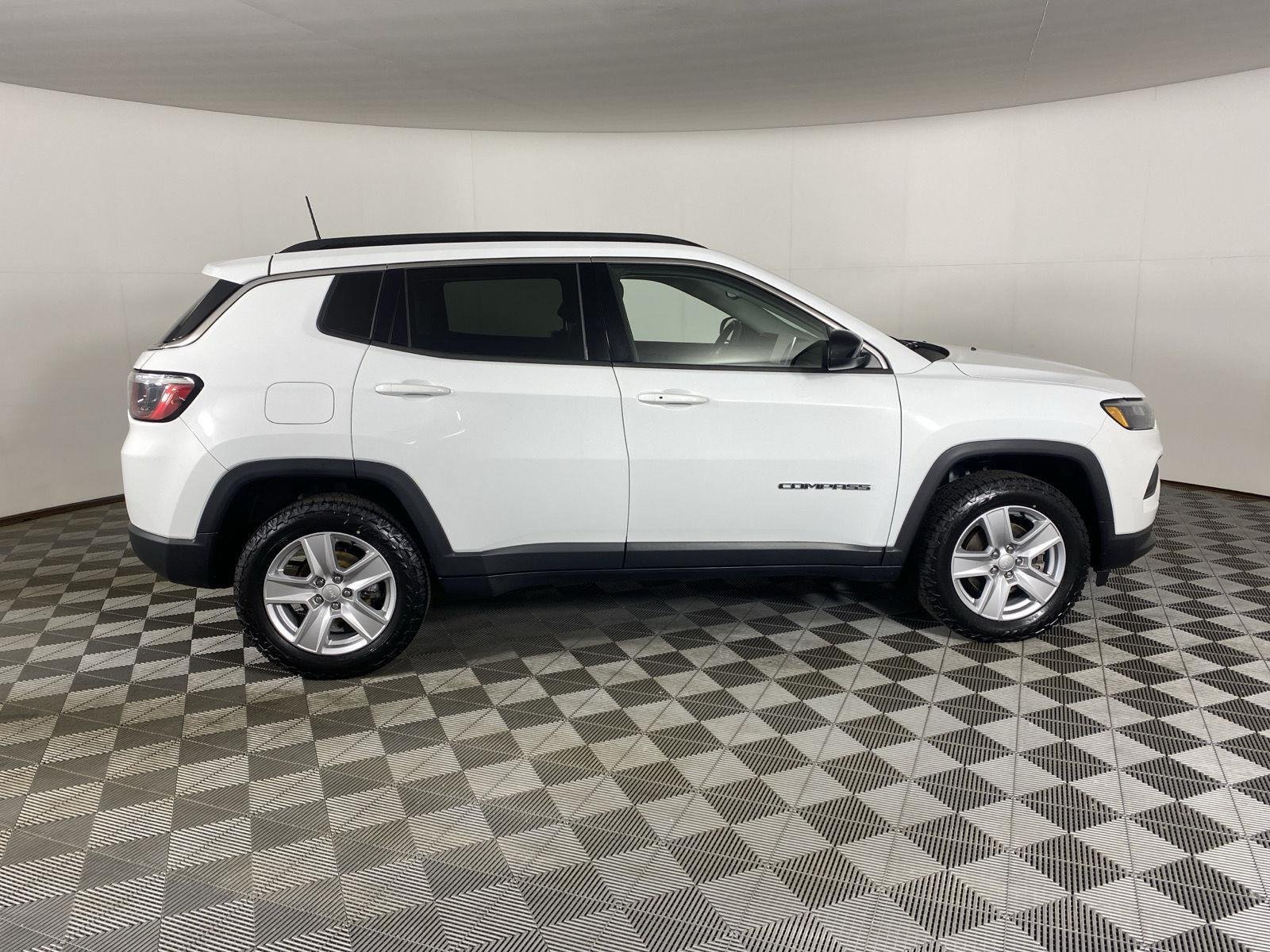 Used 2022 Bright White Clearcoat Jeep Latitude image 8