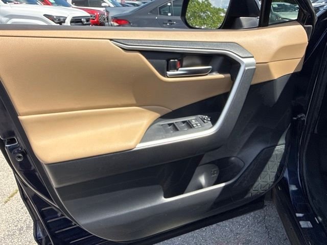 Used 2019  Toyota XLE image 32