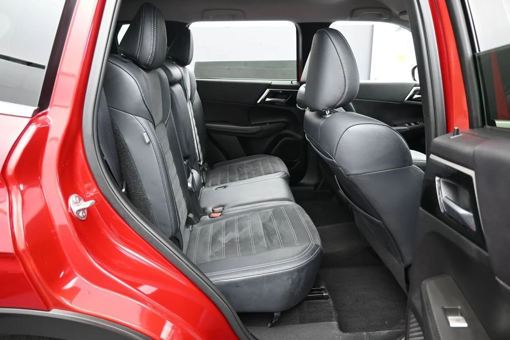Used 2024 Red Mitsubishi SE Black Edition image 34