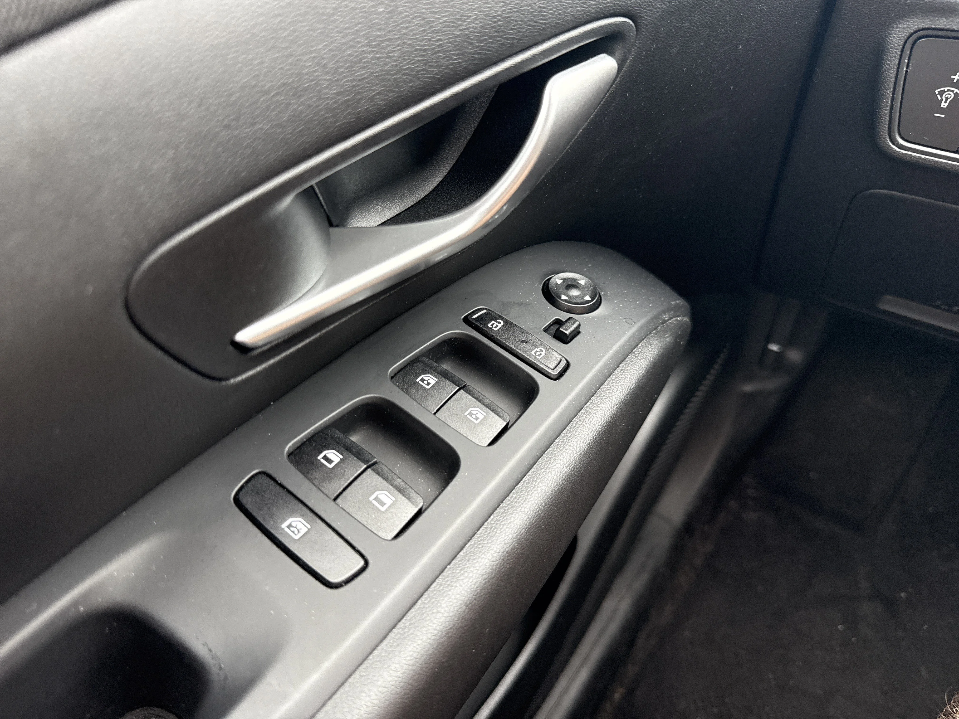 Used 2023 Amazon Gray Hyundai SEL image 11