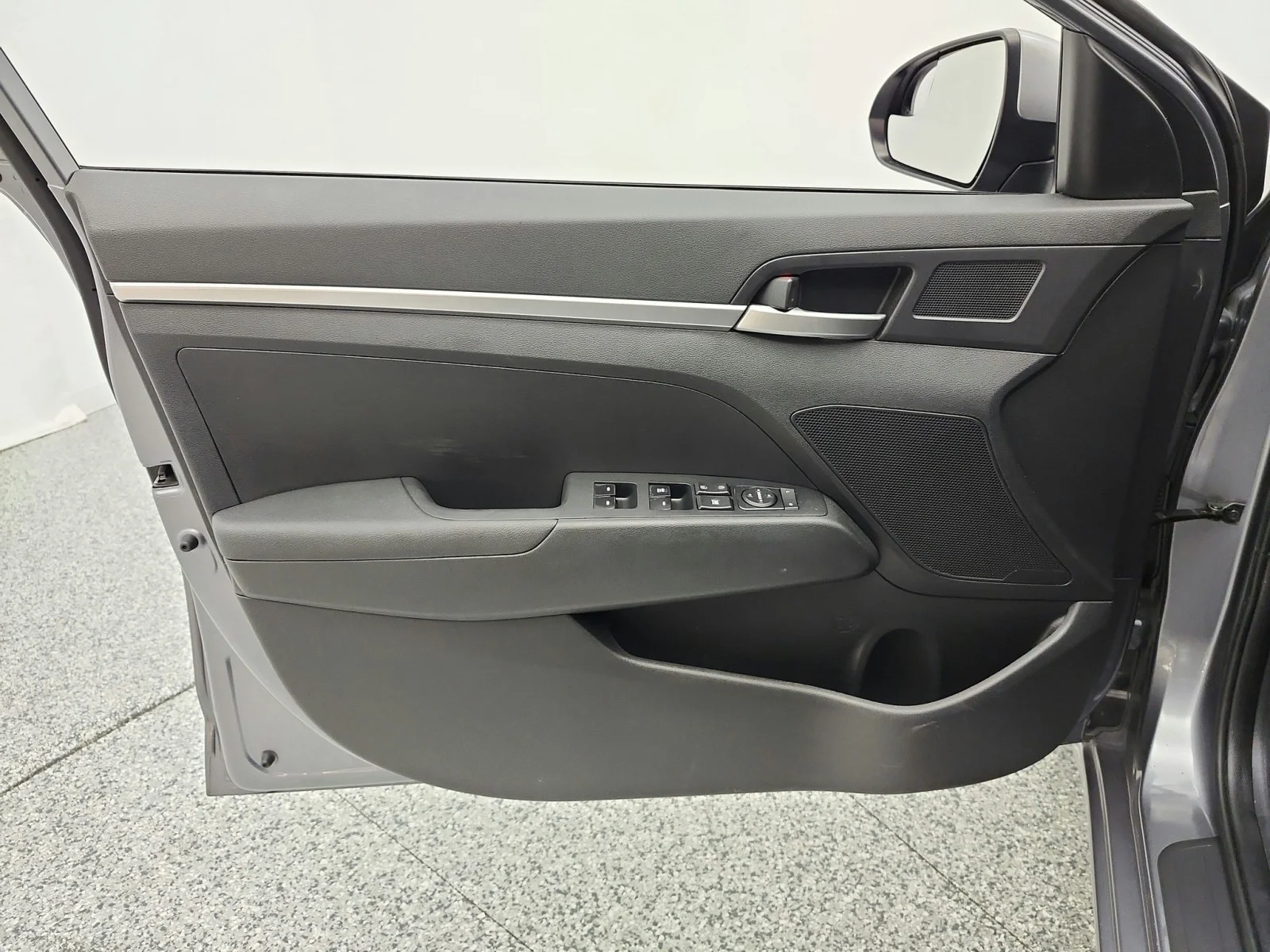 Used 2019 Galactic Gray Hyundai SE Auto image 12