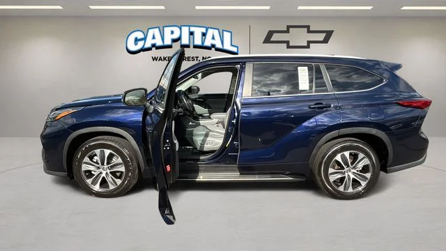 Used 2023  Toyota XLE image 13