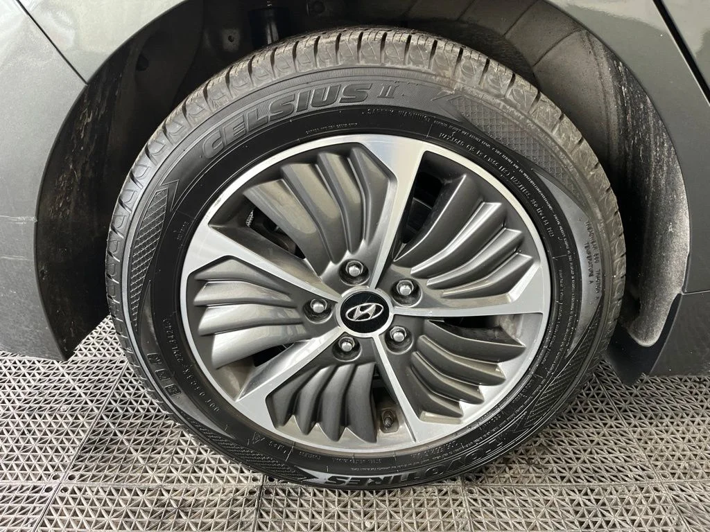 Used 2022 Gray Hyundai SEL image 25