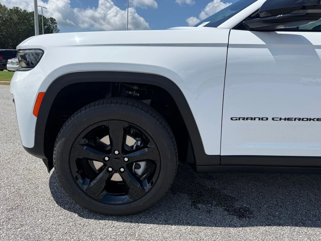 New 2026 Bright White Clear-Coat Exterior Paint Jeep Limited image 24