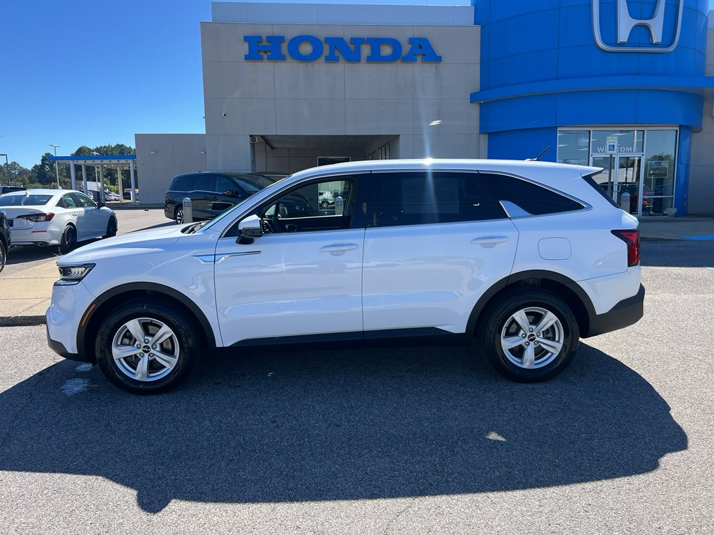 2023 Kia Sorento LX photo 2