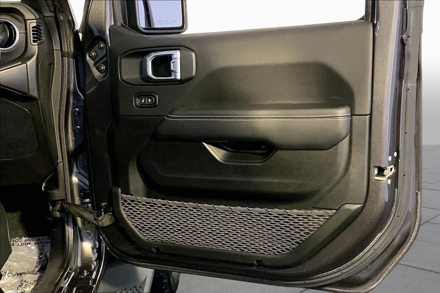 Used 2022 Granite Crystal Metallic Clearcoat Jeep Unlimited Sahara image 23