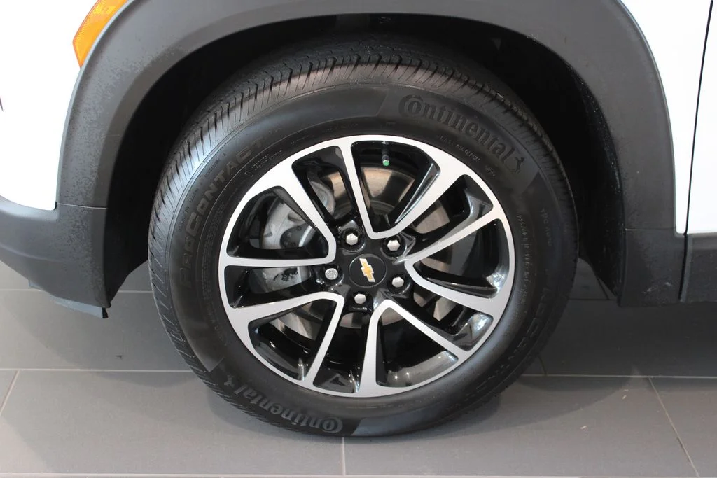 Used 2025 White Chevrolet LT image 27