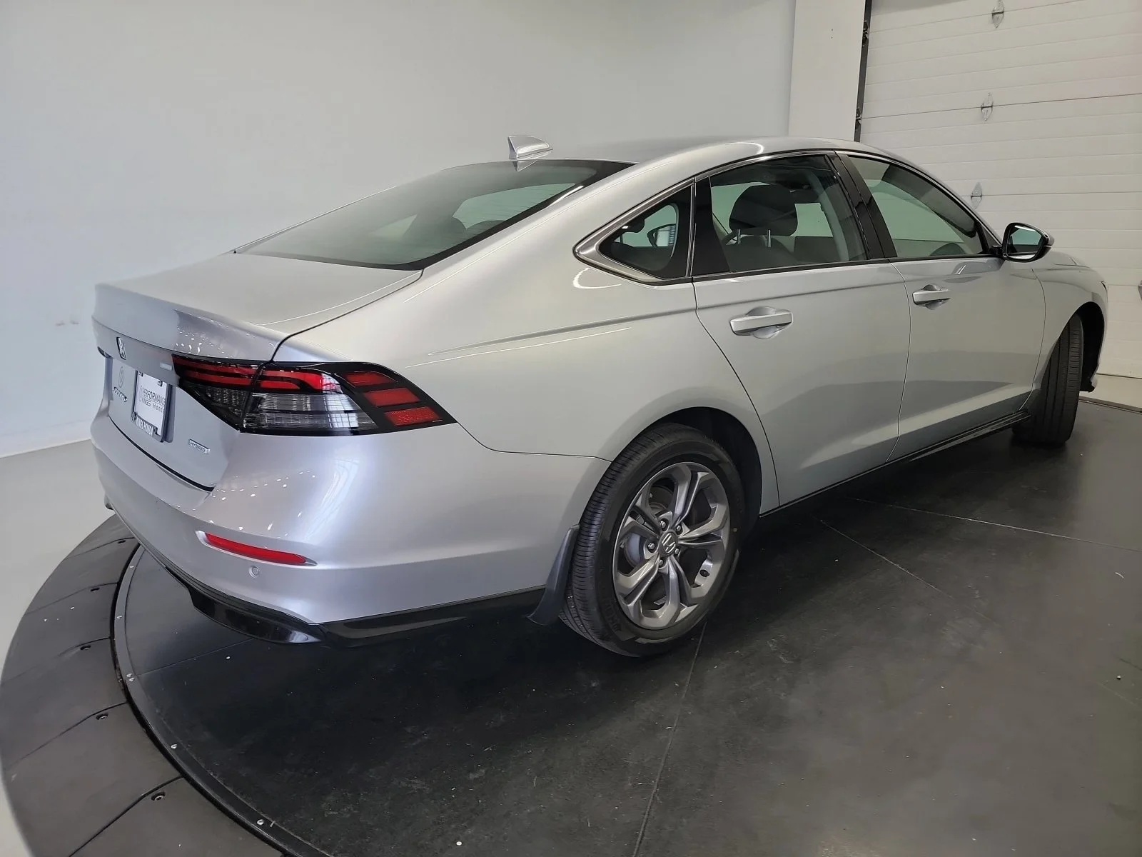 Certified Used 2025 Solar Silver Metallic Honda EX-L image 9