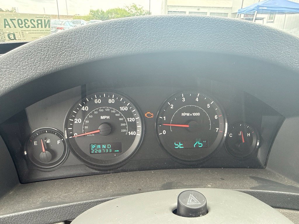 Used 2005 Silver Jeep Laredo image 21