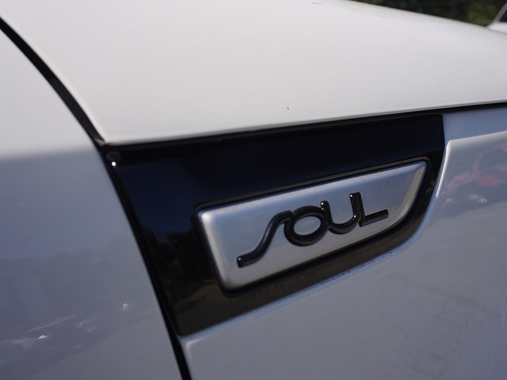 Used 2018 White Kia Base image 10