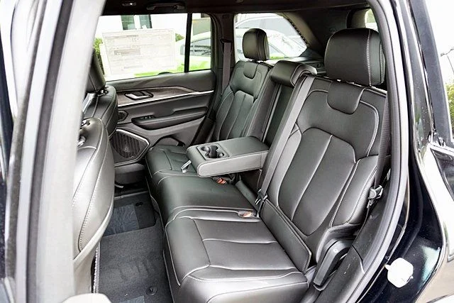 New 2026 Diamond Black Crystal Pearlcoat Jeep Limited image 20