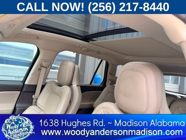 Used 2020 Pristine White Lincoln Reserve image 11