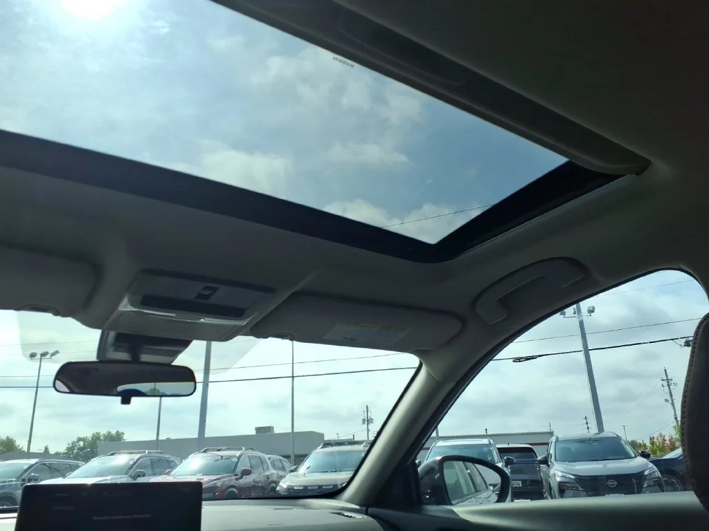New 2026 Gray Sky Pearl / Super Black Two-tone Nissan SR image 11