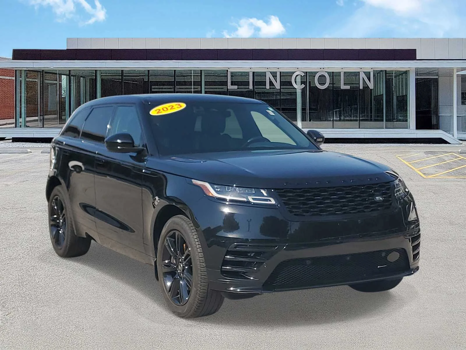 Used 2023  Land Rover R-Dynamic S image 4