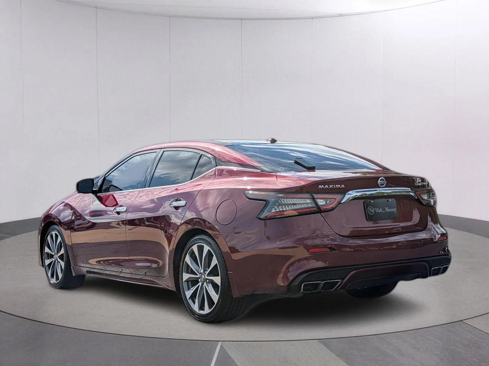 Used 2019 Super Black Nissan Platinum image 3