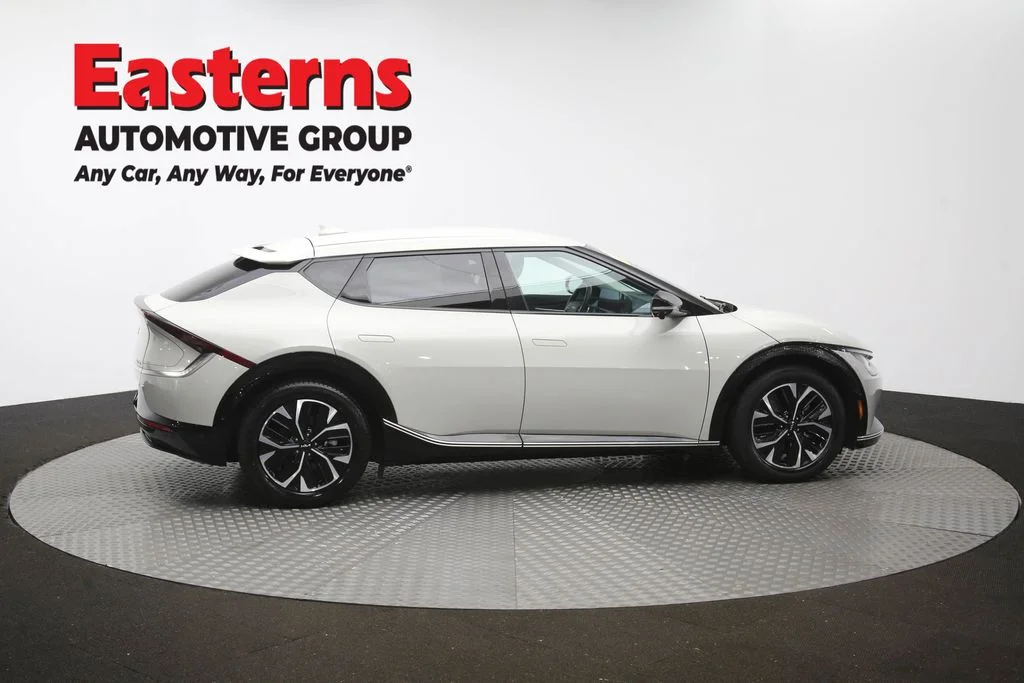 Used 2022 White Kia Wind image 42