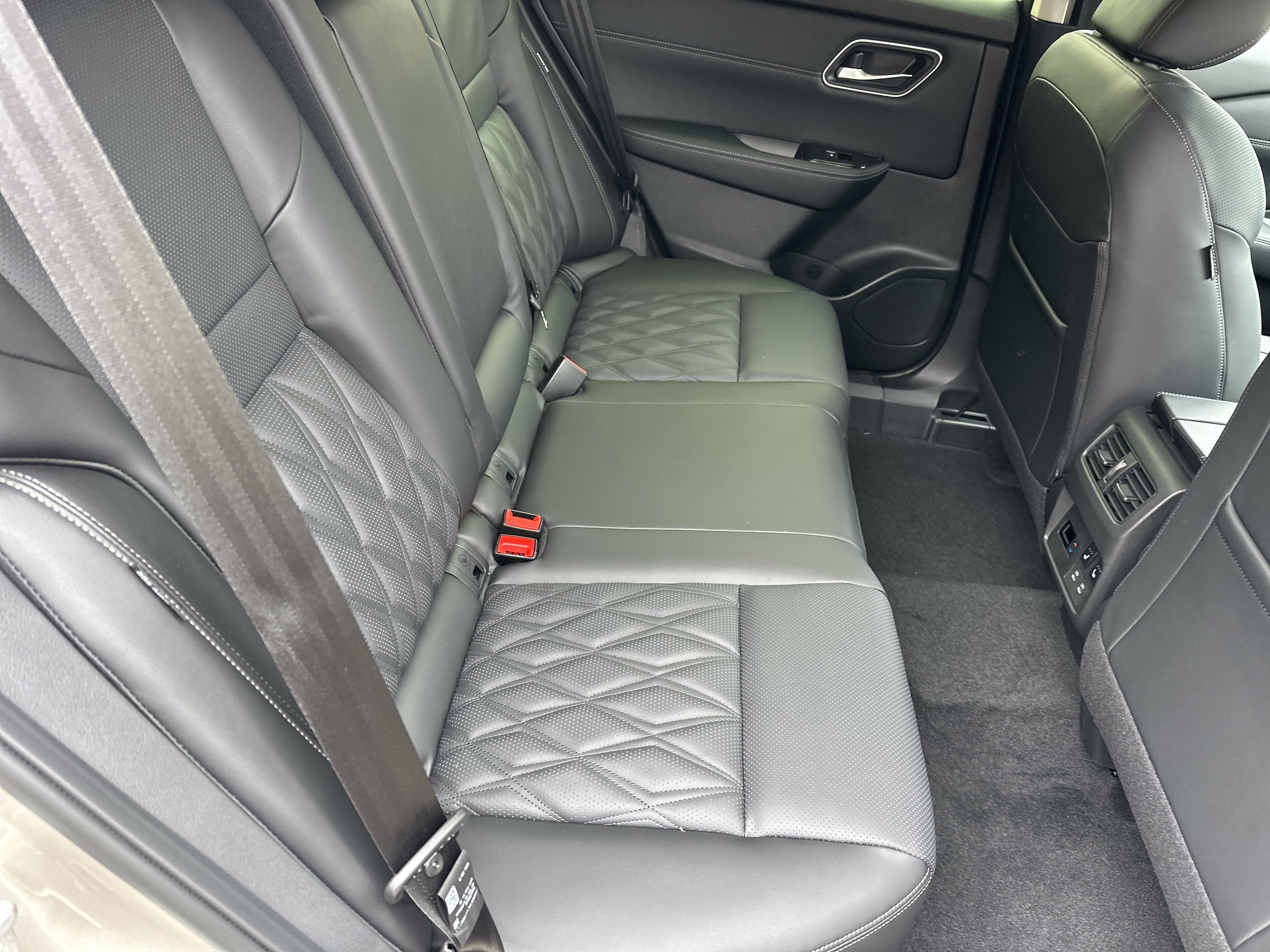 New 2026 Champagne Silver Metallic/Super Black Nissan Platinum image 16
