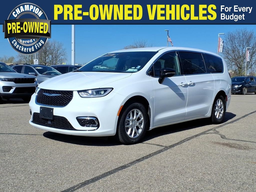 2026 Chrysler Pacifica Select's photo