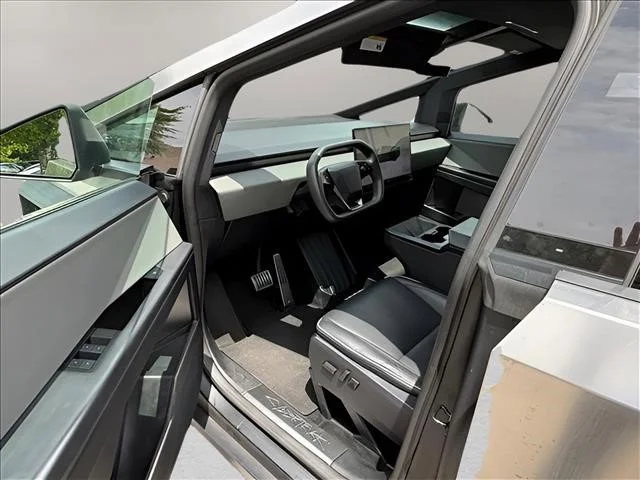 Used 2024  Tesla Base image 9