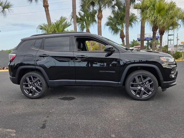 New 2026 Diamond Black Crystal Pearl-Coat Exterior Paint Jeep Latitude image 8