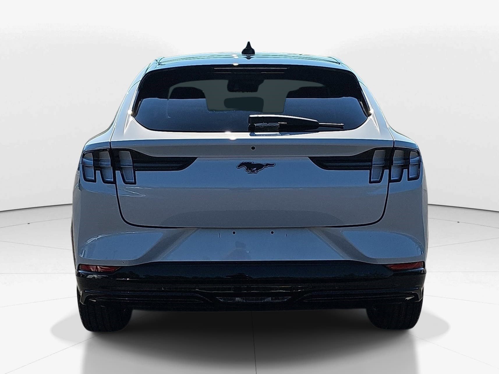 Used 2023 White Metallic Ford Premium image 4