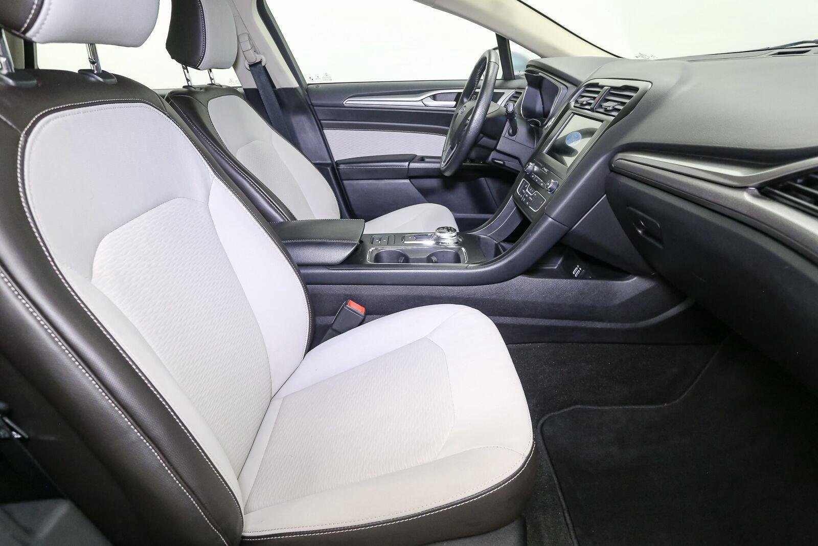 Used 2020 Iconic Silver Ford SE image 16