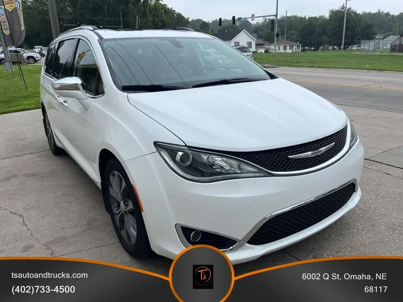 Used 2018 White Chrysler Limited Minivan 4D image 7