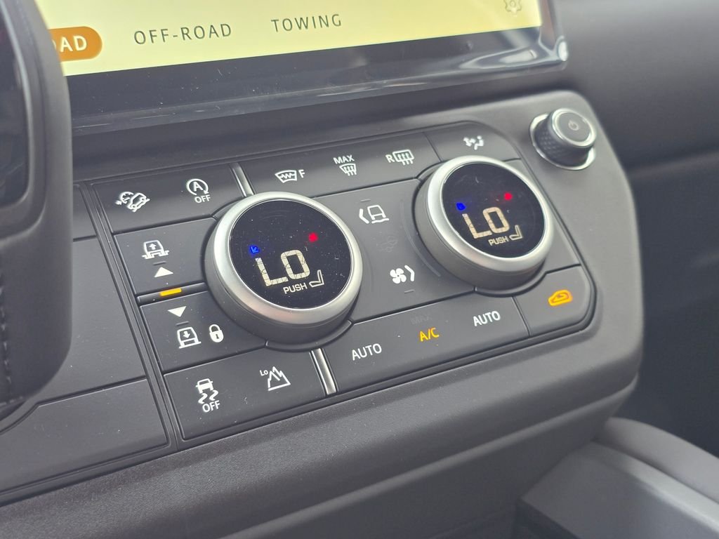 New 2026 Fuji White LAND ROVER X-Dynamic SE image 24