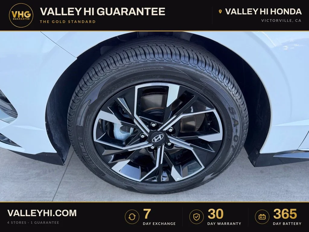Used 2025 White Hyundai SEL image 13