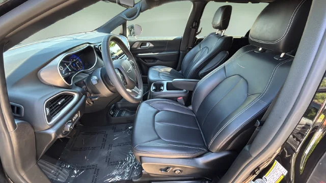 Used 2025 Black Chrysler Select image 18