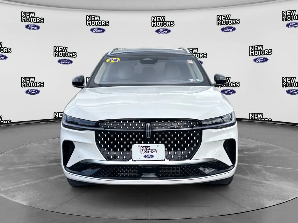 Used 2024 White Platinum Clearcoat Metallic Lincoln Reserve image 9